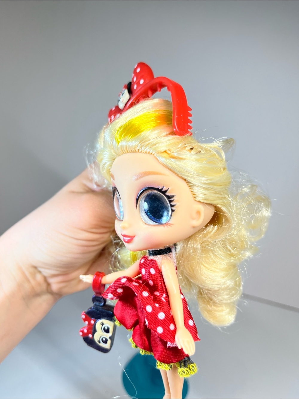 Disney Doorables Minnie Mouse Zoe Superfan Doll 2023 Adoorbs Classic Crew Chain - Picture 12 of 12